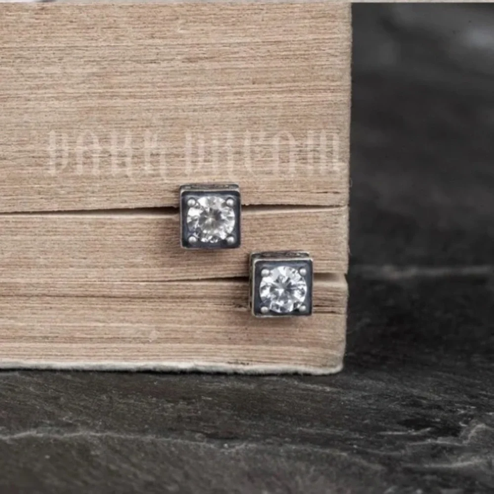 NEW ARRIVAL S925 Sterling Silver Retro Square Four Claw Zircon Earrings
